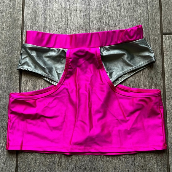Shiny cutout skirt - Picture 1 of 3